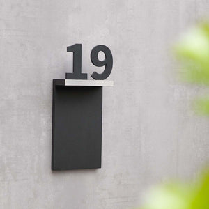 
                  
                    Hausnummer aus Edelstahl | Stehende Zahl
                  
                