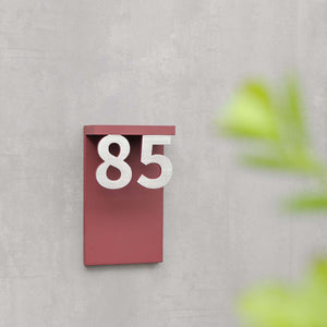 
                  
                    Hausnummer aus Edelstahl | Hängende Zahl
                  
                